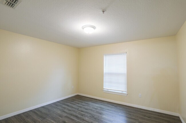 Building Photo - 5451 Vineland Rd