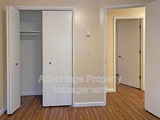 Building Photo - 588 NW Oak Ave