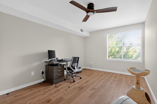 Building Photo - 2 bed 1 bath condo for rent in Rockville