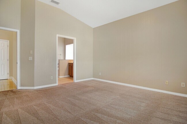 Building Photo - Move-In Ready Home with Open Layout and Op...