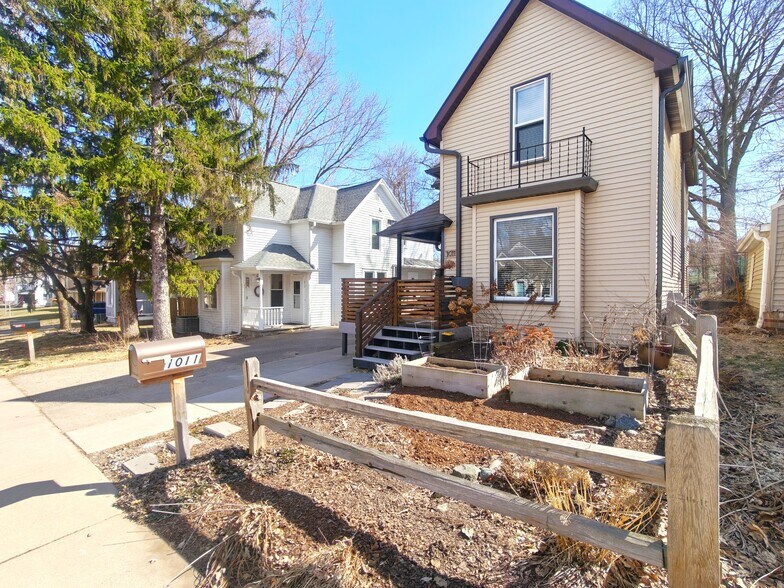 FRONT YARD - 1011 E Grand Ave