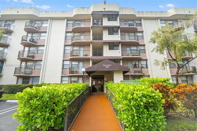 Building Photo - 2701 Riverside Dr