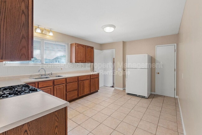 Building Photo - 560 Falcon Dr