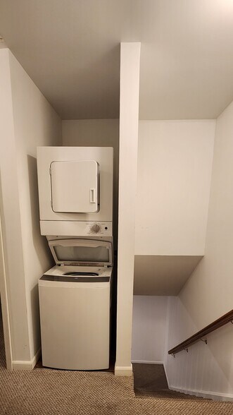 Building Photo - 319 Farmingdale Cir