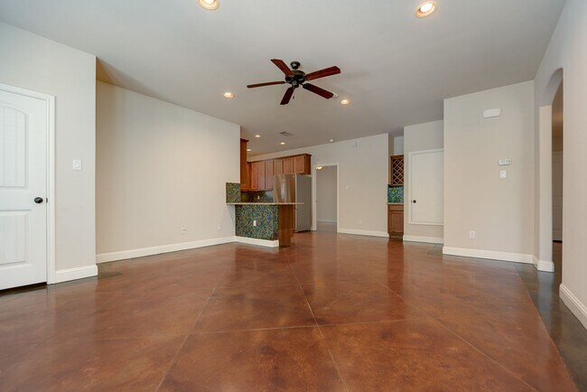 Building Photo - ** MOVE IN SUMMER 2026 ** 5 Bed 3 Bath **F...