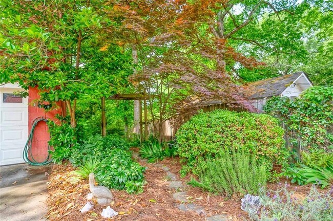 Building Photo - 883 Amsterdam Ave NE