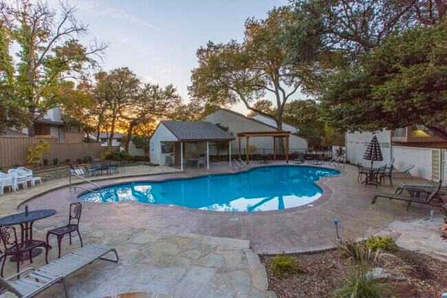 Building Photo - 6461 Southpoint Dr