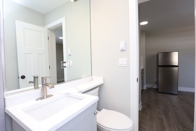 Building Photo - 545 W Belmont Ave