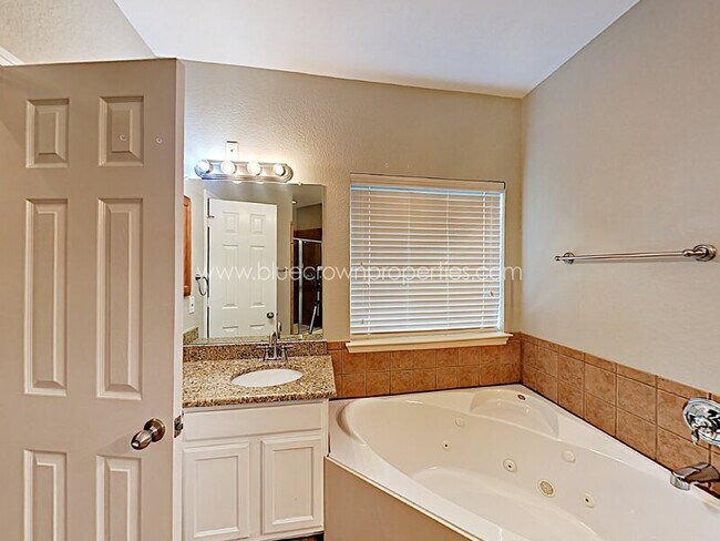 Building Photo - 901 Mesquite Dr