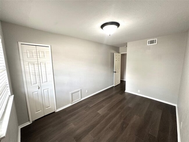 Building Photo - 8302 Briarwood Ln