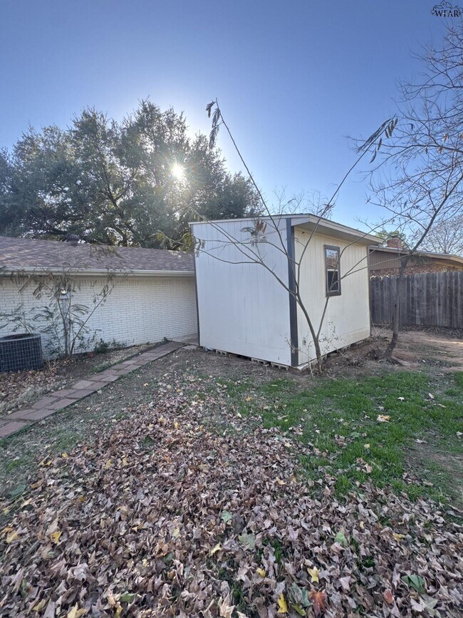 Building Photo - 1207 Danberry St