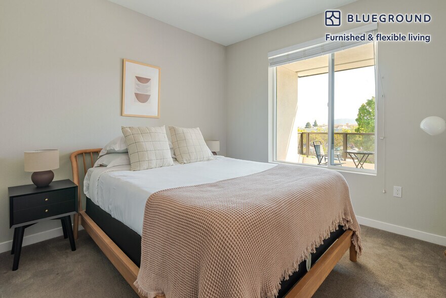 Building Photo - 3560 Rambla Pl