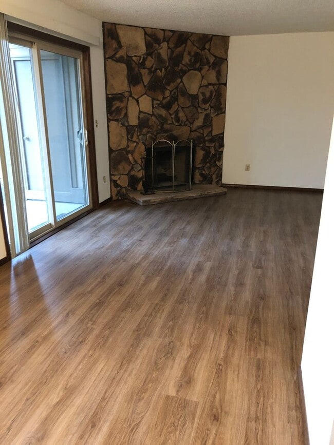 Building Photo - 2-Bedroom Condominium in McMinnville