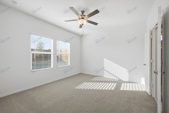 Building Photo - 713 Leavenworth Dr