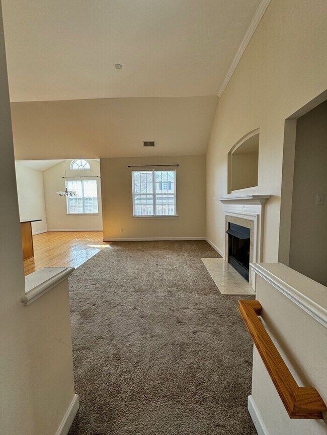 Building Photo - Move-in ready 2-bedroom, 2-bath end-unit t...