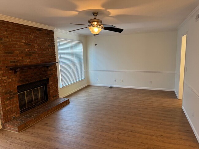 Building Photo - 834 Brentwood Pointe