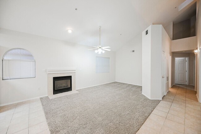 Building Photo - Gated Community townhome, with private garage