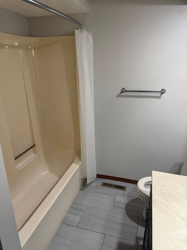 Building Photo - Charming 2 Bedroom Duplex!