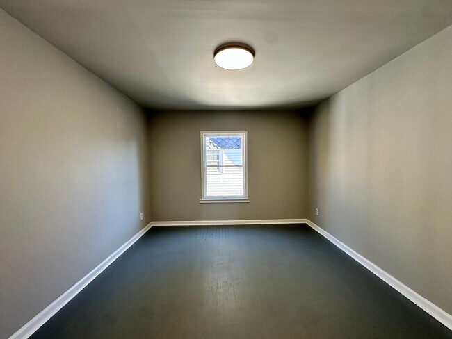 Building Photo - Five Bedroom House Available in Battle Creek