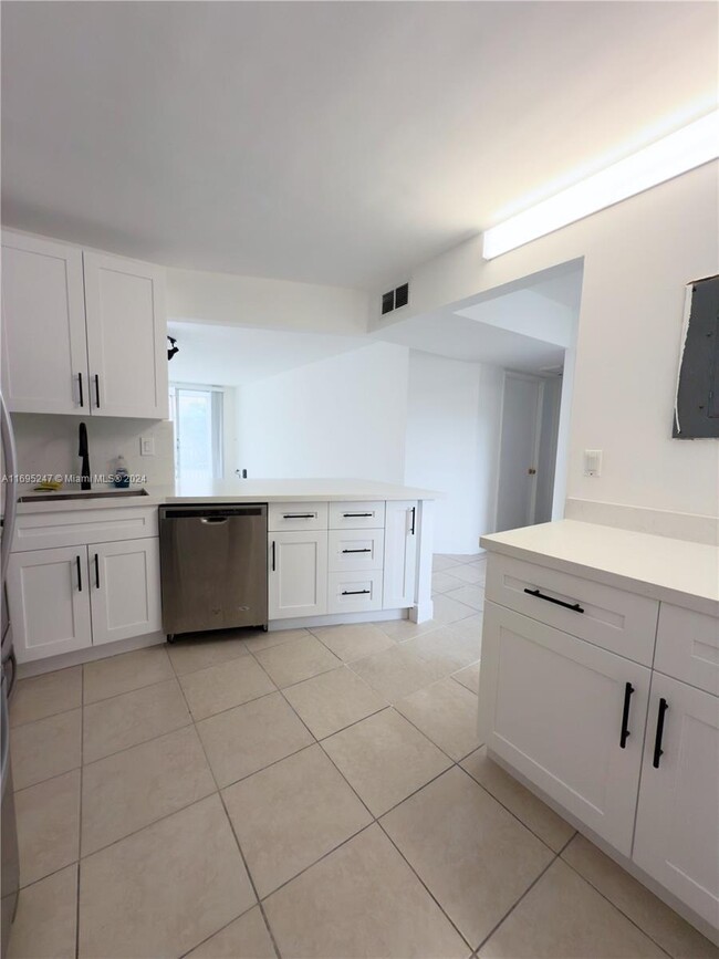 Building Photo - 2 bedroom in North Miami Beach FL 33179