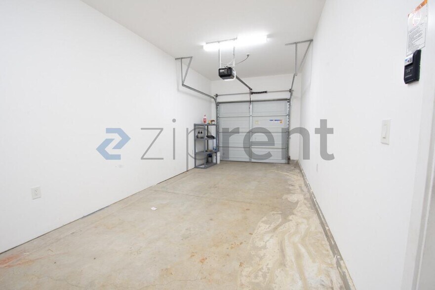 Building Photo - Unit