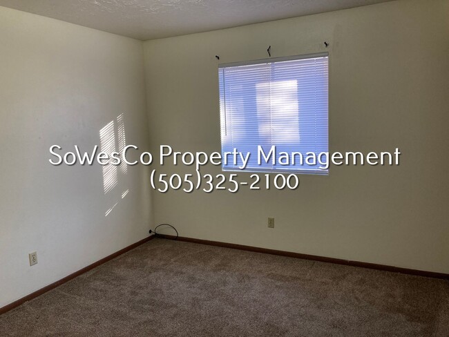 Building Photo - 2 Bedroom 1.5 Bath Townhome with Laundry H...