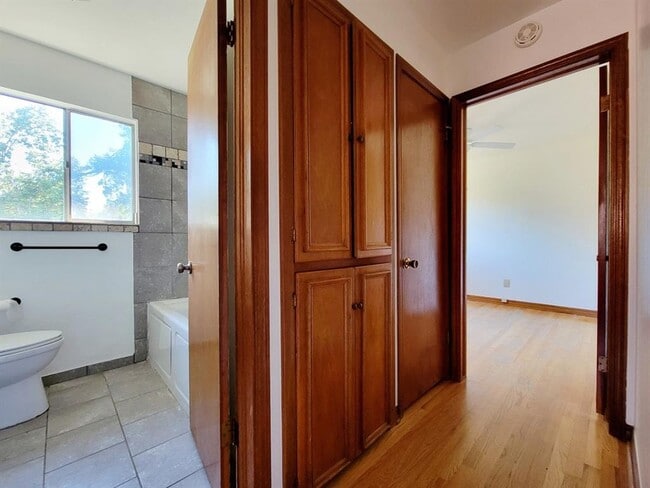 Building Photo - 712 Arthur Dr