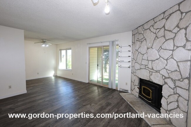 Building Photo - $1,395.00 - NE Fremont St - 2 bedroom cond...