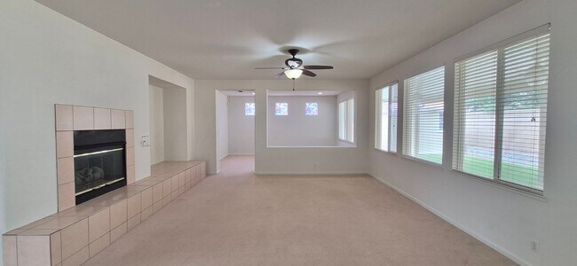 Building Photo - 2080 Mariposa Dr