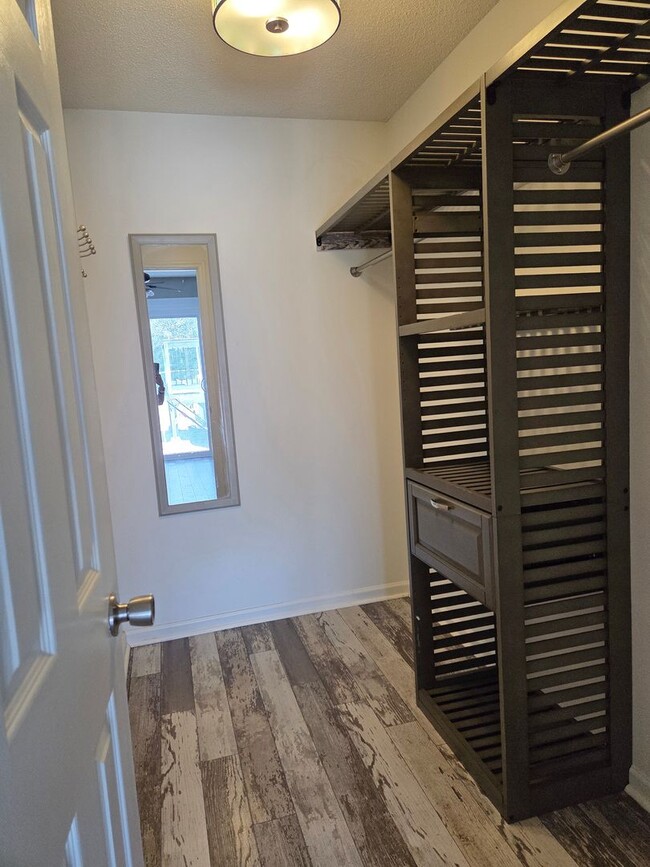 Building Photo - 3 Bedroom 2 bath fenced back yard in a quiet neighborhood!!