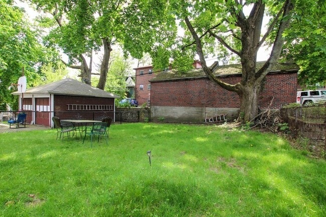 Building Photo - 10 Hunnewell Ave