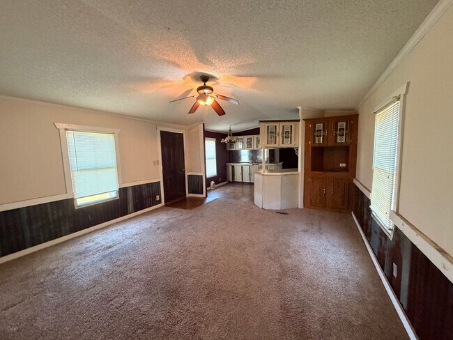 Building Photo - This 3-bedroom, 2-bathroom home on the outskirts of Russellville, AR