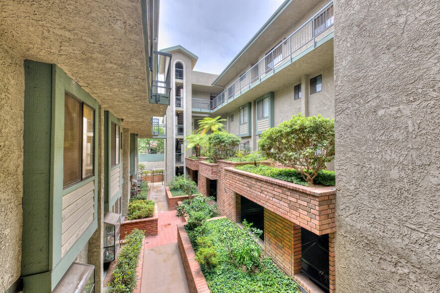 Building Photo - 2663 Centinela Ave