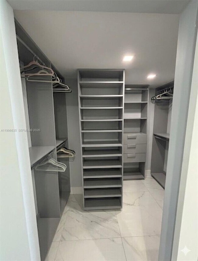 Building Photo - 1420 Brickell Bay Dr