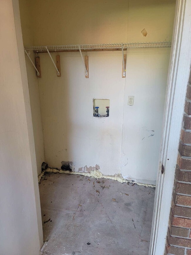 Building Photo - Fantastic location! This end unit offers the perfect blend of convenience and accessibility.