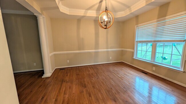 Building Photo - Gorgeous Charter Colony Cul-de-Sac Home: 4 Bed, 2.5 Bath Home with Screened-In Porch