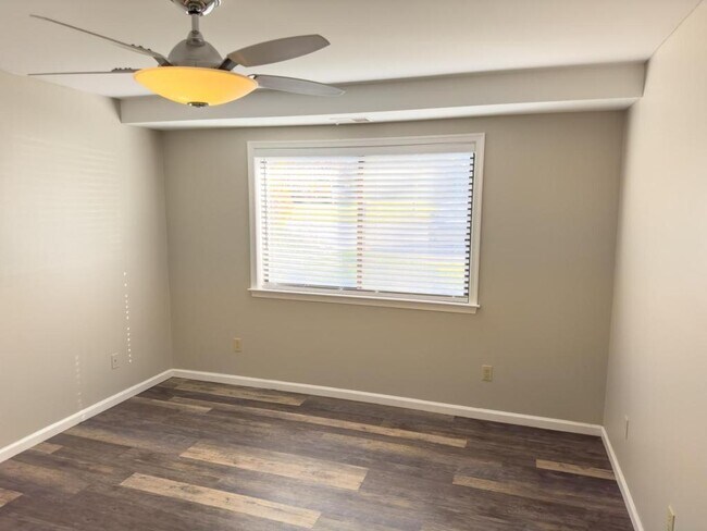 Building Photo - 4549 1/2 Hedgerow Dr