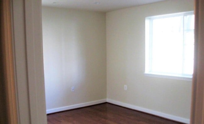 Building Photo - Gorgeous 1 Bed 1 Bath 1st Floor Condo In S...