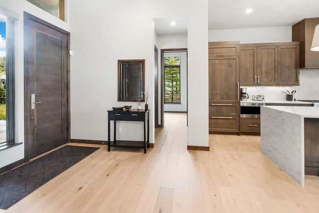 Building Photo - Luxury ski season rental is an entertainer...