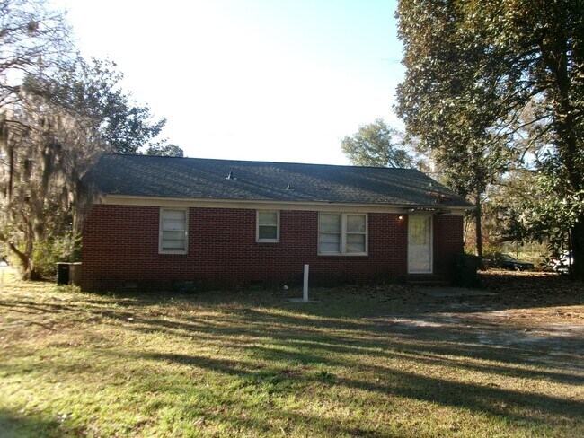 Building Photo - 3 bedroom, 1 bath home conveniently locate...