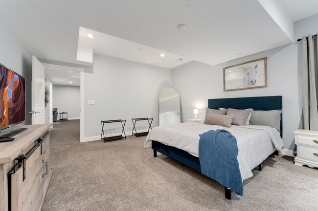 Building Photo - Evolve Real Estate: Evolve Real Estate: Meticulous Executive 4 Bedroom Plus Den Plus Finished Bas...