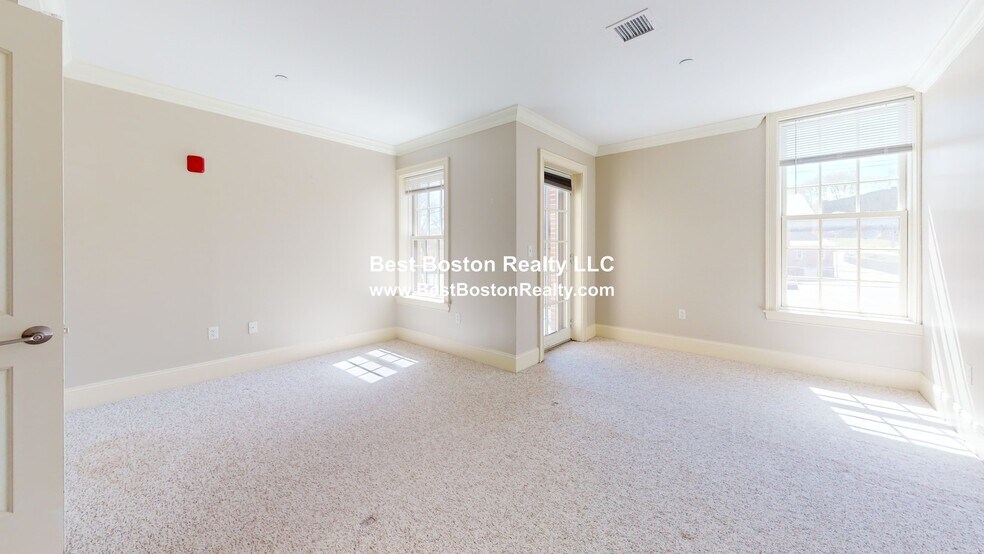 Building Photo - 286 Main St