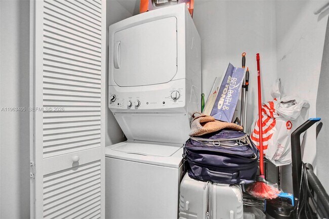 Building Photo - 121 NE 34th St