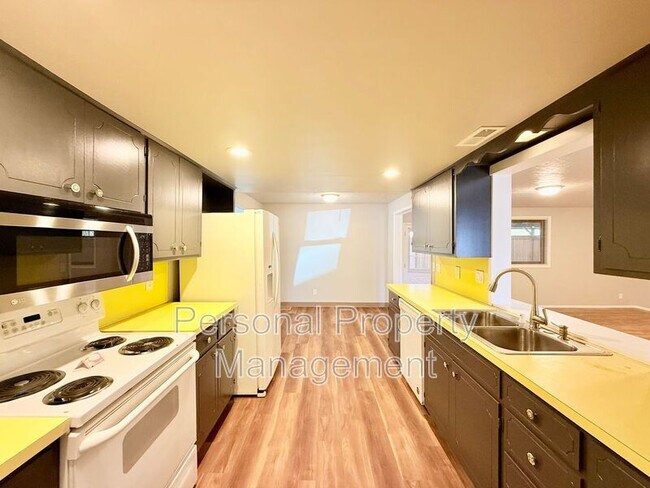 Building Photo - 4603 NE 122nd Ave