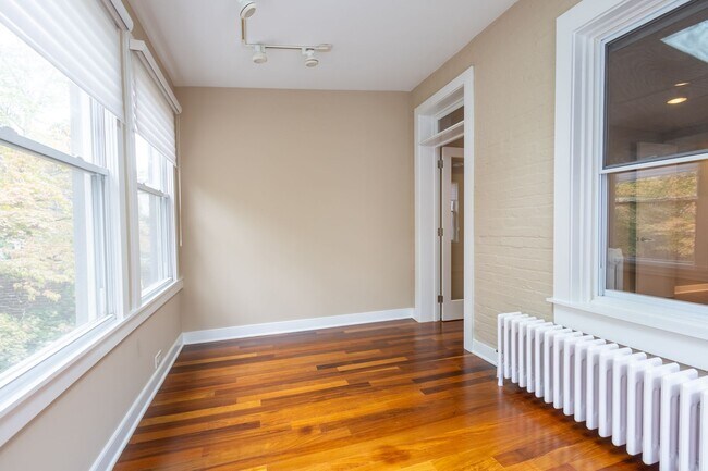 Building Photo - Beautiful 4 BR/3.5 BA Townhome in Cathedra...