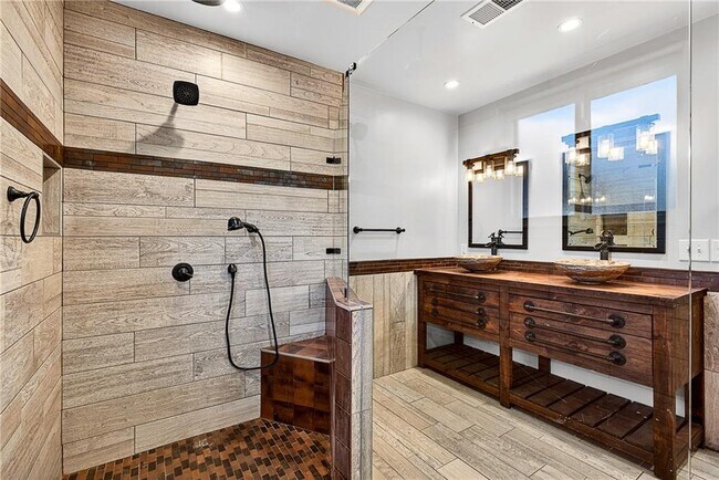 Building Photo - 1319 Chalmette Dr NE