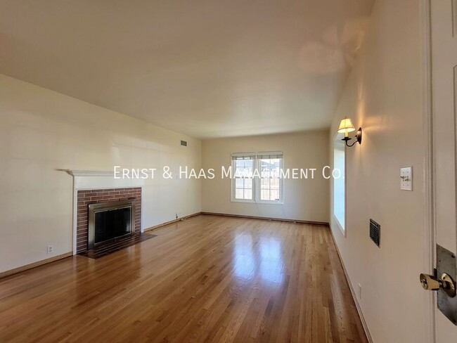 Building Photo - Beautiful Bixby Knolls 2 Bedroom Home with...