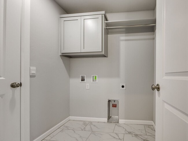 Building Photo - Must See!!