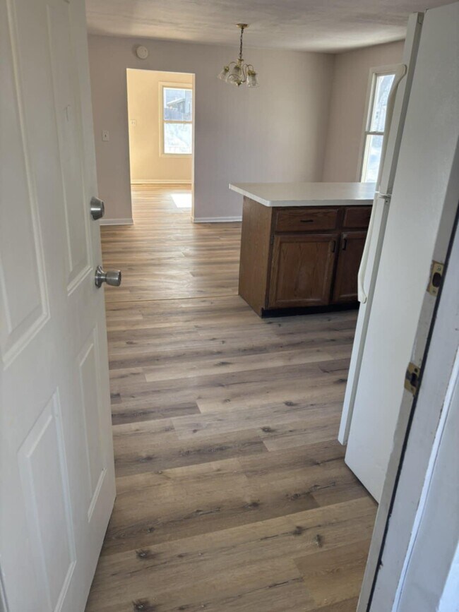 Building Photo - 1318 Benton St