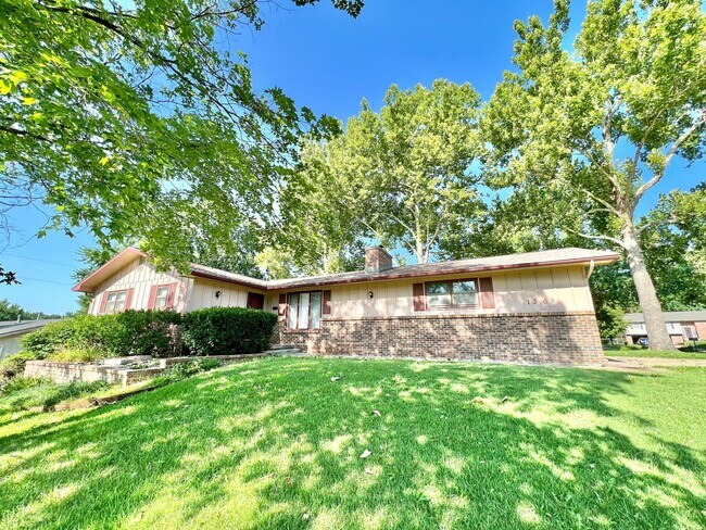 Building Photo - 4 Bedroom, 3 Bath walking distance to Amanda Arnold Elementary!